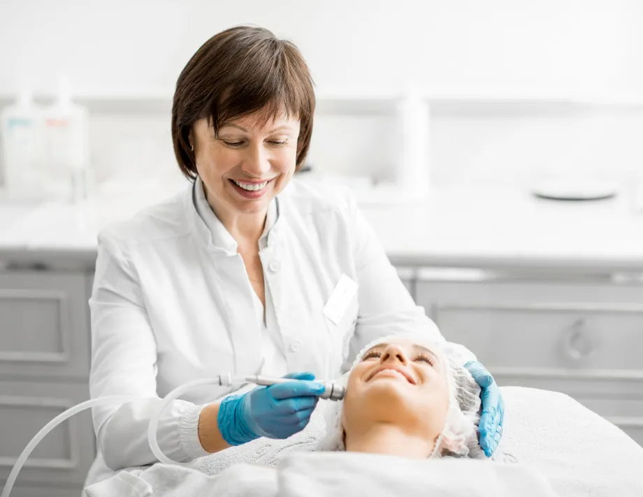 Dermatologist performing a hydrafacial treatment to cleanse, exfoliate, and hydrate skin for a radiant, youthful glow.